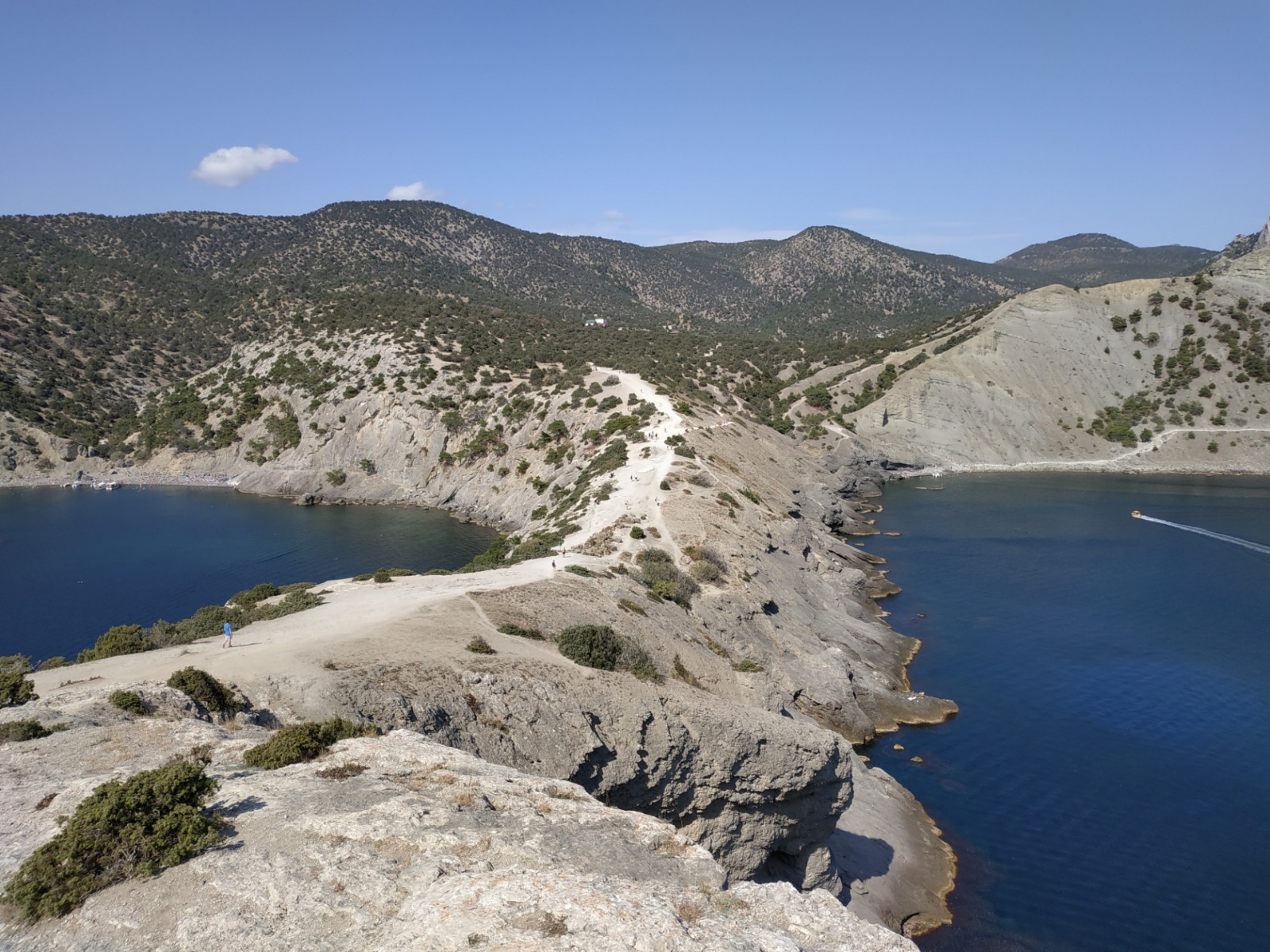 Вид с мыса Капчик в Новом Свете. Справа бухта Синяя, слева - Голубая