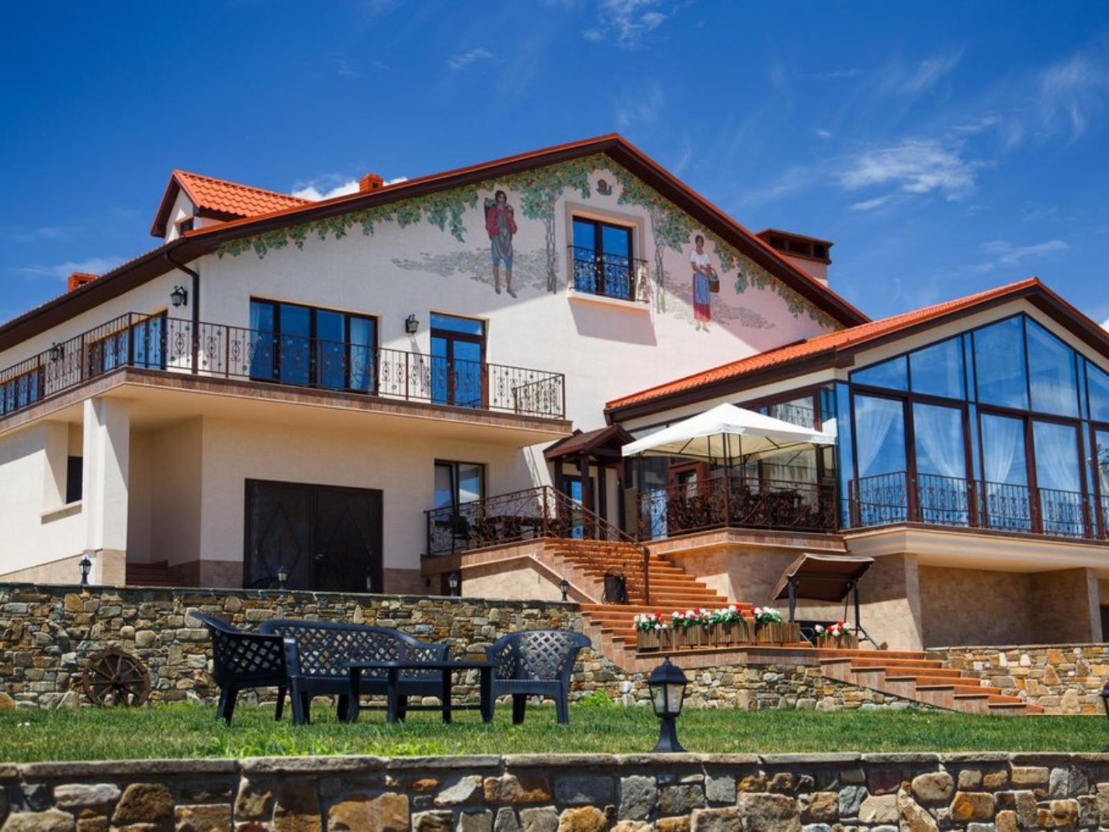 Отдых в европейском стиле: CHATEAU PINOT 