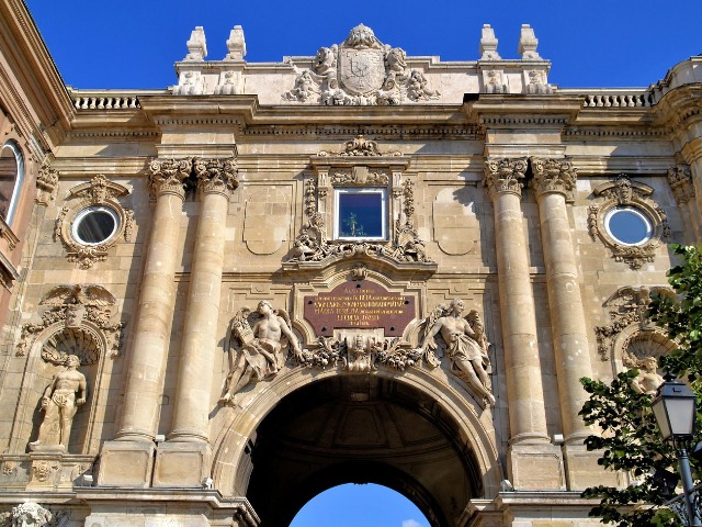 Обзорная экскурсия «Будайская крепость: королевский маршрут»