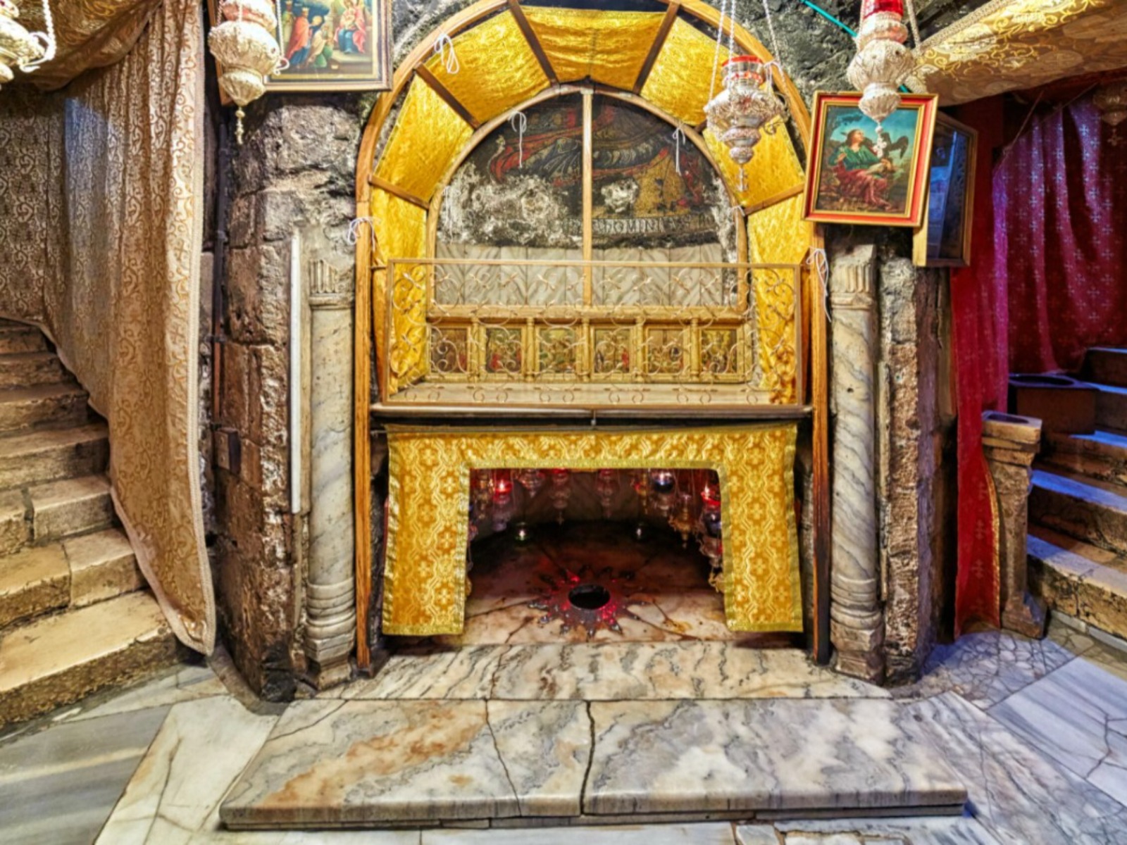 Внутри Базилики Рождества Христова