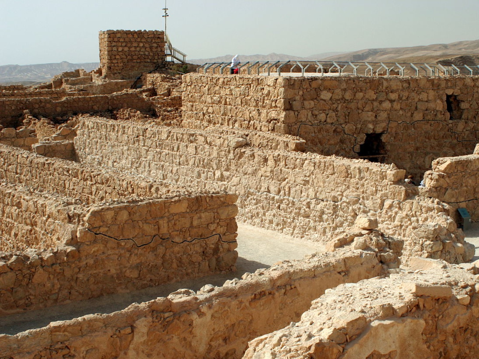 В крепости, бани и кладовые