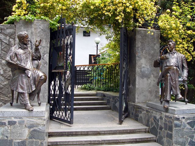 Групповая экскурсия в Гурзуф и Партенит: цветущий рай в Крыму